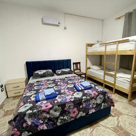 Me & You Hostel Tirana Kültér fotó