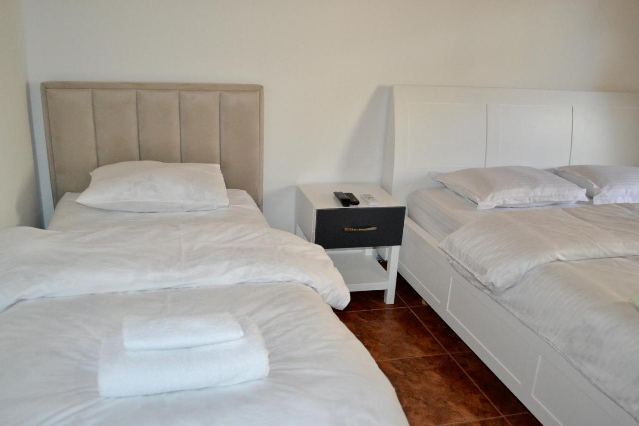 Me & You Hostel Tirana Kültér fotó