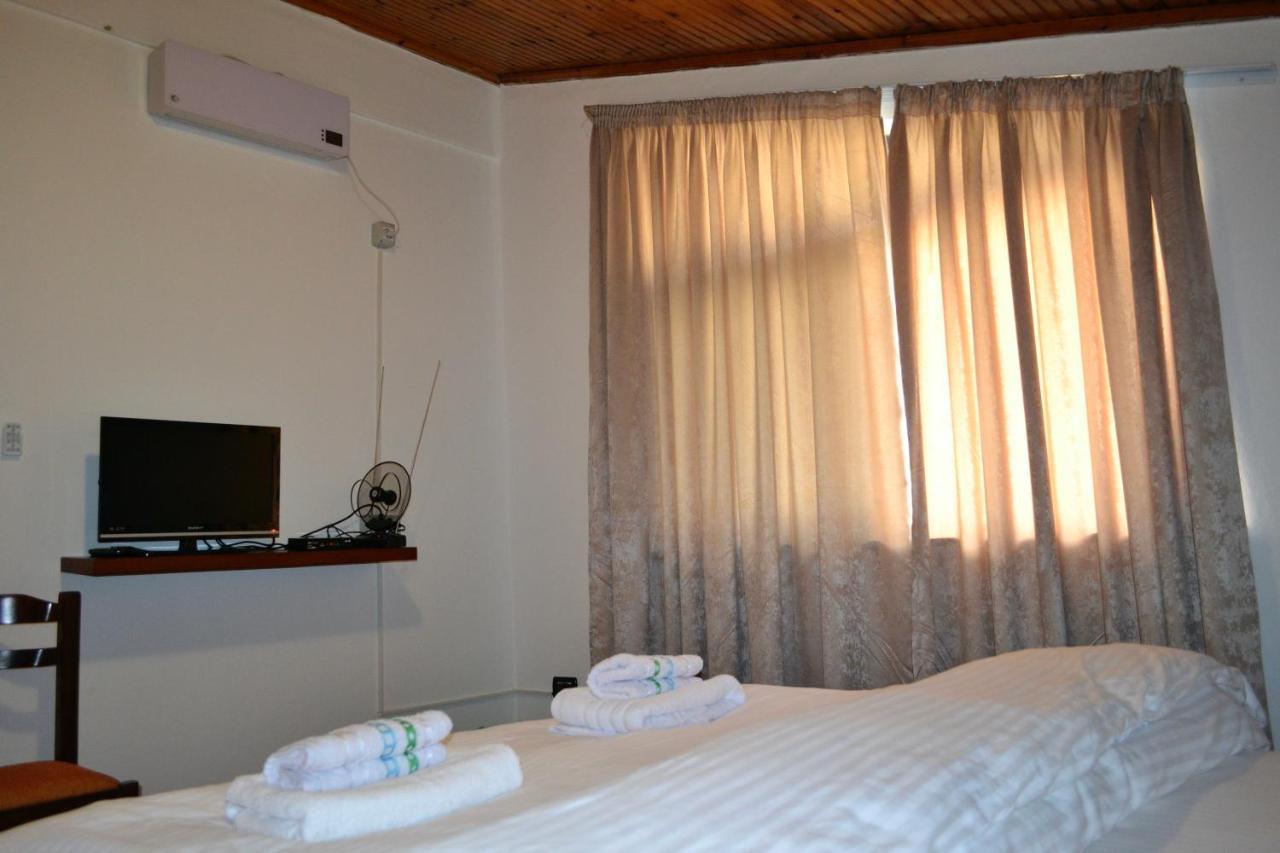 Me & You Hostel Tirana Kültér fotó
